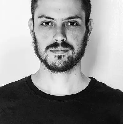 Tiago JotA Locutor | Novidades do mundo da locução. Hoje sou locutor e sou padeiro também. Já trabalhei com publicidade, já trabalhei como ator. Durante um ano atuei em Malhação e fiz algumas peças de teatro. De tudo um pouco, fui misturando, mas o que gosto mesmo hoje é de usar a voz pra trabalhar.