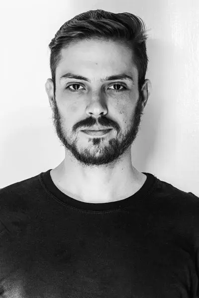 Tiago JotA Locutor | Hoje sou locutor e sou padeiro também. Já trabalhei com publicidade, já trabalhei como ator. Durante um ano atuei em Malhação e fiz algumas peças de teatro. De tudo um pouco, fui misturando, mas o que gosto mesmo hoje é de usar a voz pra trabalhar.