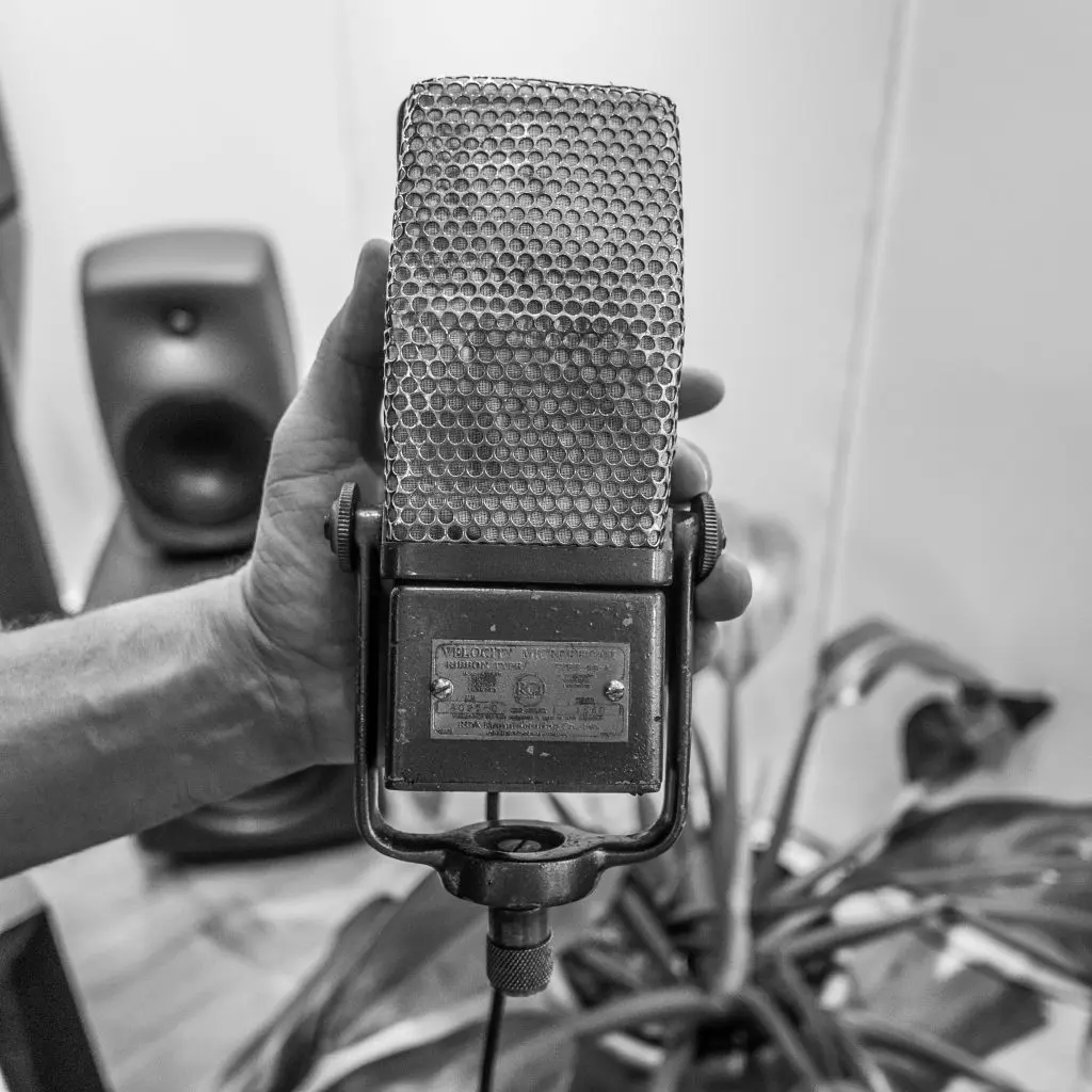 Entrevista - Tiago J. | Loc On Demand RCA 44 Ribbon Mic | Hoje sou locutor e sou padeiro também. Já trabalhei com publicidade, já trabalhei como ator. Durante um ano atuei em Malhação e fiz algumas peças de teatro. De tudo um pouco, fui misturando, mas o que gosto mesmo hoje é de usar a voz pra trabalhar.