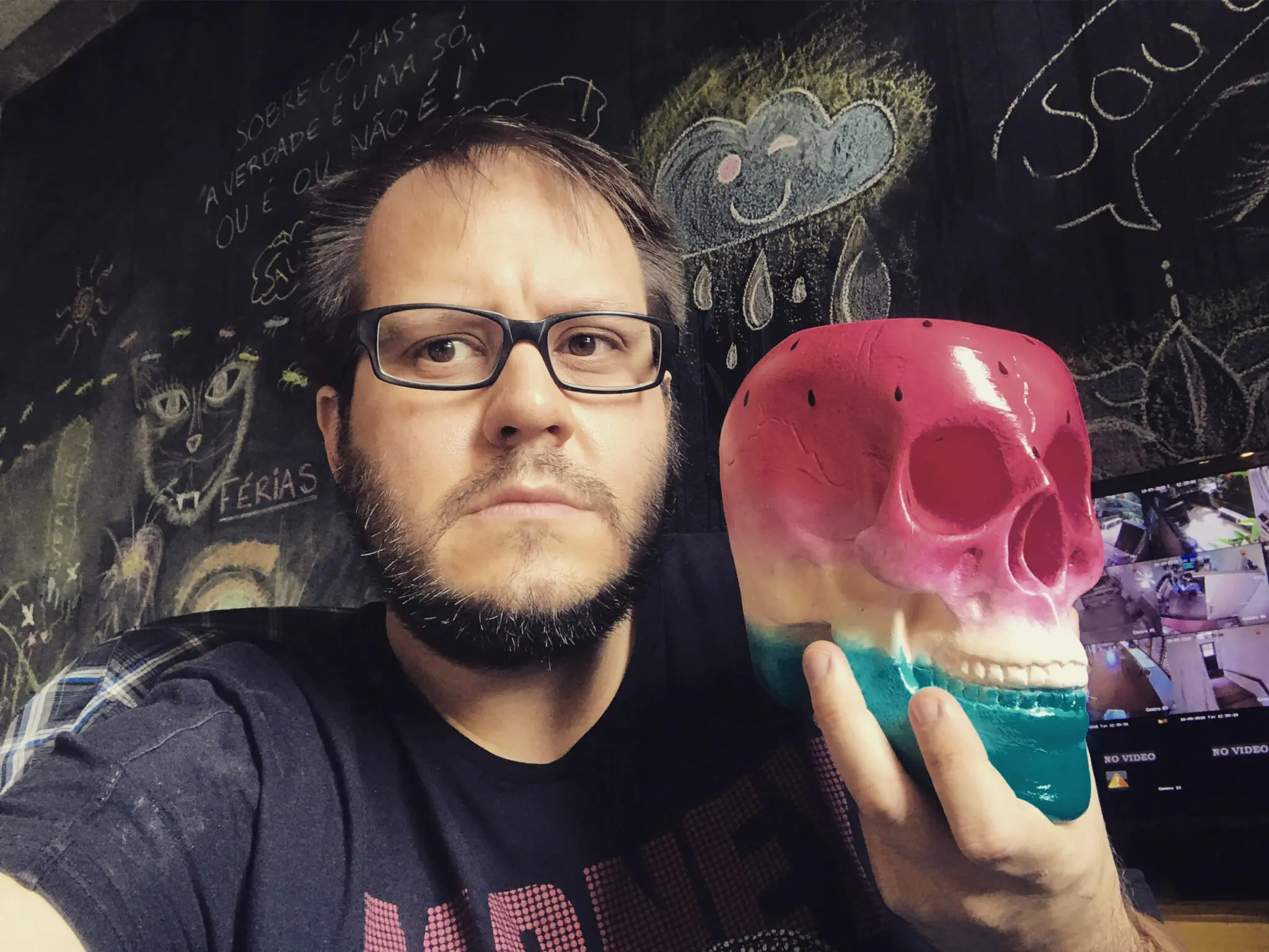 Entrevista - Lou S. | Loc On Demand Lou Schmidt 05 scaled | Sou produtor musical, compositor e também locutor. Trabalho com discos, trilhas sonoras e locução desde 2000. Tenho três álbuns lançados, “Decompression” (2016) , "Universo em fade” (2011) e "Turn me Off" (2020) e também sou sócio e diretor de criação da Antfood, music house com estúdios em NY e SP e AMS.