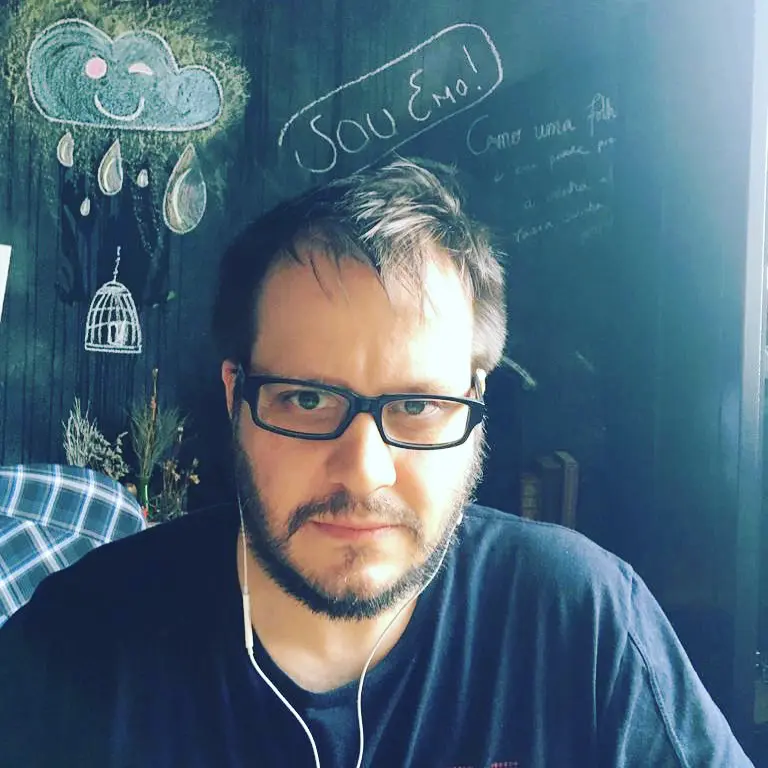 Entrevista - Lou S. | Loc On Demand Lou Schmidt 06 | Sou produtor musical, compositor e também locutor. Trabalho com discos, trilhas sonoras e locução desde 2000. Tenho três álbuns lançados, “Decompression” (2016) , "Universo em fade” (2011) e "Turn me Off" (2020) e também sou sócio e diretor de criação da Antfood, music house com estúdios em NY e SP e AMS.