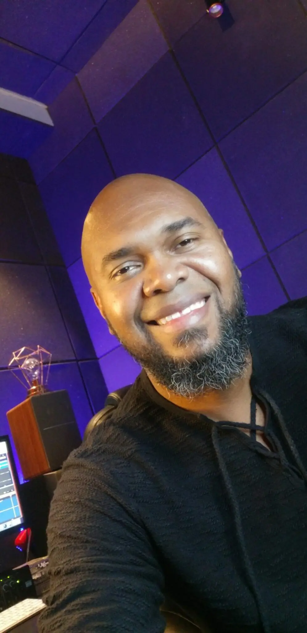 Entrevista - Ronaldo S. F. | Loc On Demand 20210524 212217 scaled | Já fui locutor de rádio…apresentador de televisão…no entanto, desde 2013 trabalho exclusivamente com locução comercial.