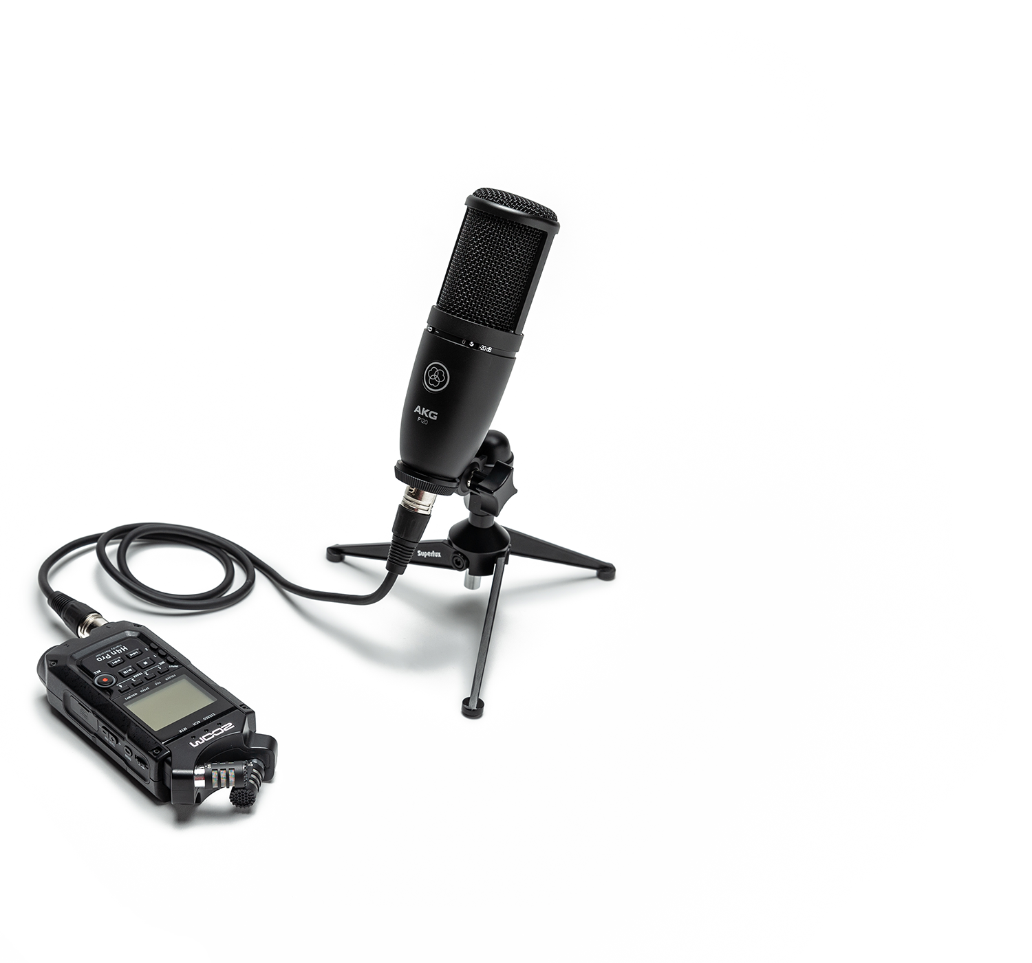 Kit Remoto para Podcast | Loc On Demand Kit Podcast Mic | Kit Remoto para Podcast Oferecemos um total de 7 kits para gravacões remotas de podcasts e vídeocasts. As maletas podem ser enviadas com facilidade até os participantes. 4 kits são voltados para gravação de áudio e vídeo, e 3 kits somente para áudio. Além do nosso treinamento personalizado através de vídeochamada, os kits acompanham um manual impresso e também disponibilizamos uma vídeoaula rápida e prática ensiando a operação. O AKG Perception 120 é um microfone condensador de construção sólida, o que garante um melhor desempenho e durabilidade. Possui um diafragma de alta qualidade proporcionando um som mais claro e preciso, além de duas chaves seletoras: com pre atenuação de 20dB e um filtro de baixas frequências. O Perception 120 é uma excelente opção para gravações em estudio e ao vivo.