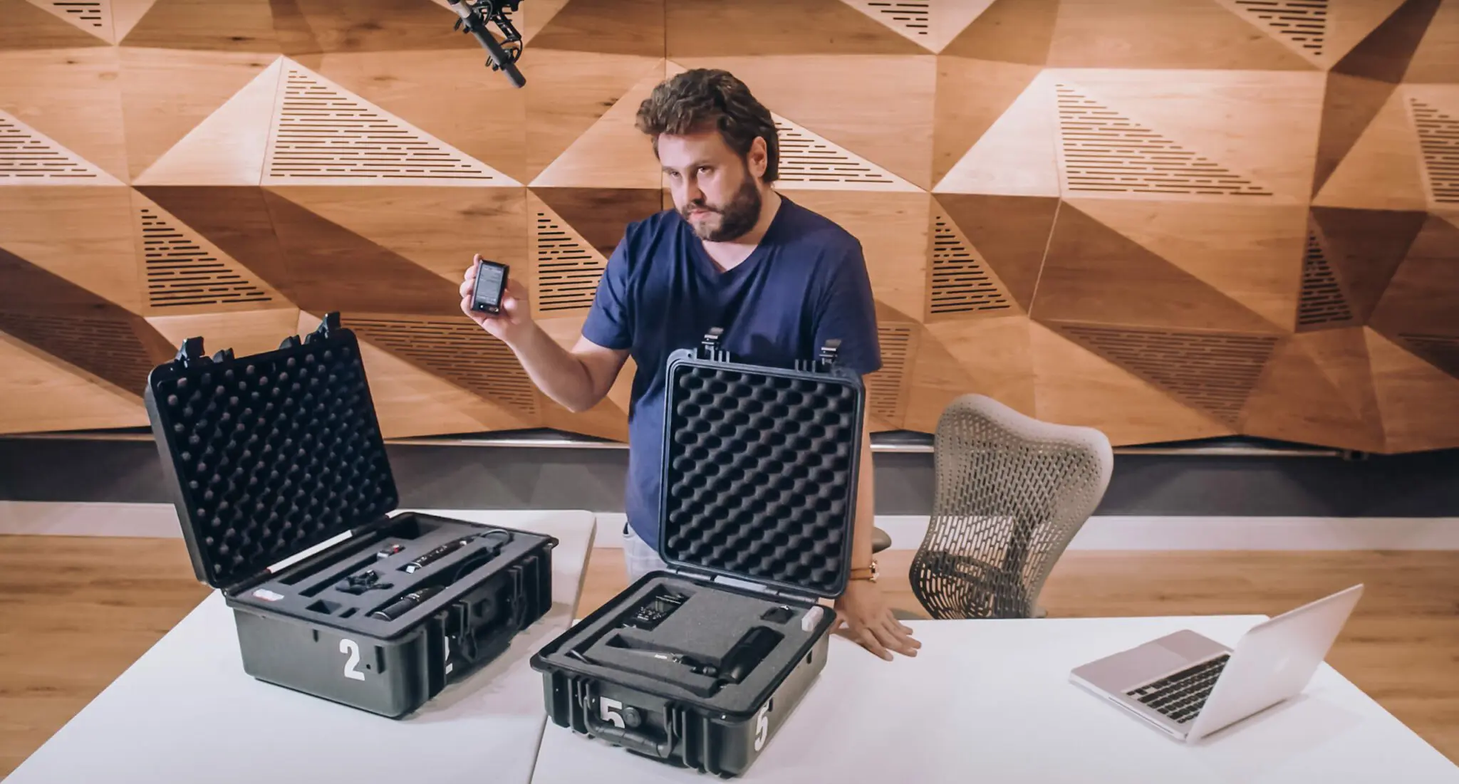 Kit Remoto para Podcast | Loc On Demand Screen Shot 2021 10 14 at 4.22.39 PM scaled | Kit Remoto para Podcast Oferecemos um total de 7 kits para gravacões remotas de podcasts e vídeocasts. As maletas podem ser enviadas com facilidade até os participantes. 4 kits são voltados para gravação de áudio e vídeo, e 3 kits somente para áudio. Além do nosso treinamento personalizado através de vídeochamada, os kits acompanham um manual impresso e também disponibilizamos uma vídeoaula rápida e prática ensiando a operação. O AKG Perception 120 é um microfone condensador de construção sólida, o que garante um melhor desempenho e durabilidade. Possui um diafragma de alta qualidade proporcionando um som mais claro e preciso, além de duas chaves seletoras: com pre atenuação de 20dB e um filtro de baixas frequências. O Perception 120 é uma excelente opção para gravações em estudio e ao vivo.