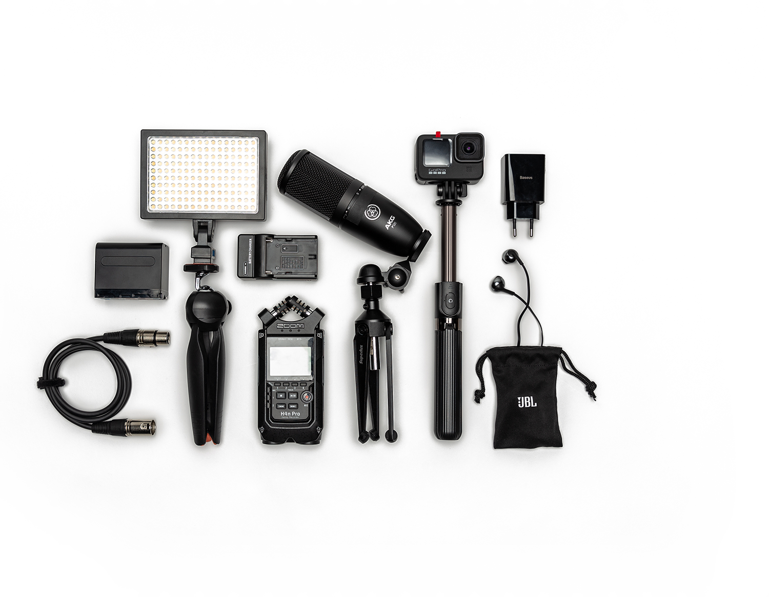 Kit Remoto para Podcast | Loc On Demand Tabletop Kit Remoto | Kit Remoto para Podcast Oferecemos um total de 7 kits para gravacões remotas de podcasts e vídeocasts. As maletas podem ser enviadas com facilidade até os participantes. 4 kits são voltados para gravação de áudio e vídeo, e 3 kits somente para áudio. Além do nosso treinamento personalizado através de vídeochamada, os kits acompanham um manual impresso e também disponibilizamos uma vídeoaula rápida e prática ensiando a operação. O AKG Perception 120 é um microfone condensador de construção sólida, o que garante um melhor desempenho e durabilidade. Possui um diafragma de alta qualidade proporcionando um som mais claro e preciso, além de duas chaves seletoras: com pre atenuação de 20dB e um filtro de baixas frequências. O Perception 120 é uma excelente opção para gravações em estudio e ao vivo.