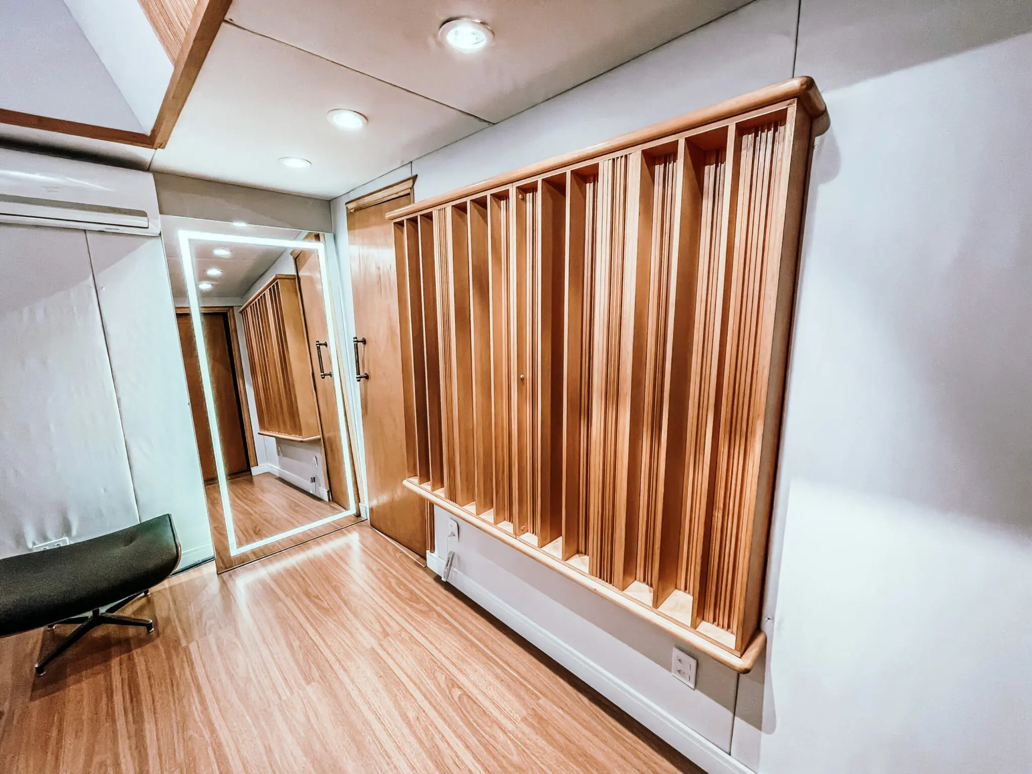 Estudio D - Jacaranda 4 Estudio D Jacaranda 4 scaled | CONHEÇA OS NOSSOS ESTÚDIOS QUE TAL A GENTE TOMAR UM CAFÉ? AGENDAMENTO +55 11 96088-8681 estudio@jacarandaaudio.com Rua Senador Felicio dos Santos 312B Liberdade, São Paulo, Brasil