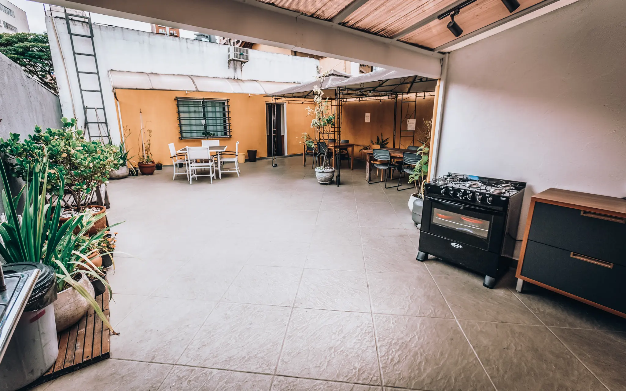 _MG_8159 MG 8159 | CONHEÇA OS NOSSOS ESTÚDIOS QUE TAL A GENTE TOMAR UM CAFÉ? AGENDAMENTO +55 11 96088-8681 estudio@jacarandaaudio.com Rua Senador Felicio dos Santos 312B Liberdade, São Paulo, Brasil