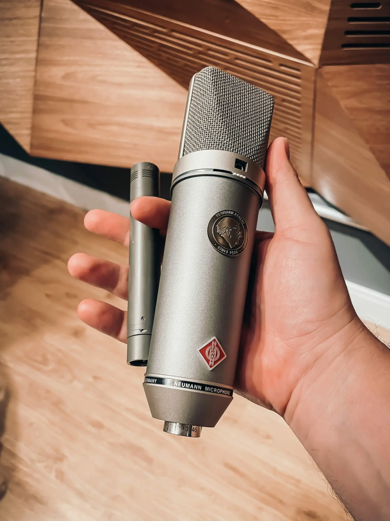 IMG 7496 scaled | Oferecemos o aluguel de estúdio de gravação para locução, equipado com tecnologia de ponta e uma equipe de especialistas em áudio para atender a todas as suas necessidades de gravação. Nosso estúdio é ideal para gravar locuções de comerciais de TV, rádio, vídeos institucionais, e-learning, jogos, entre outros.