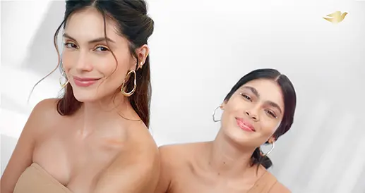 Portfólio | Loc On Demand capa dove small | Friozinho é o personagem principal de uma das campanhas publicitárias de varejo mais conhecidas do Brasil, transmitida todos os anos desde 1962. Ele é um ser mágico cuja tarefa é trazer o inverno para o Brasil todos os anos. No entanto, os brasileiros não são muito fãs do frio, sabe? Então, Friozinho bate e bate, mas ninguém nunca o deixa entrar. Mas quando Friozinho para de tentar e uma onda de calor insuportável se instala, caberá a Pedro, um menino muito aventureiro, sua mãe e o cachorro de Friozinho, Alaskão, trazer Friozinho de volta e convencer o mundo de que tudo o que Friozinho sempre quis foi reunir as pessoas com um clima agradável.