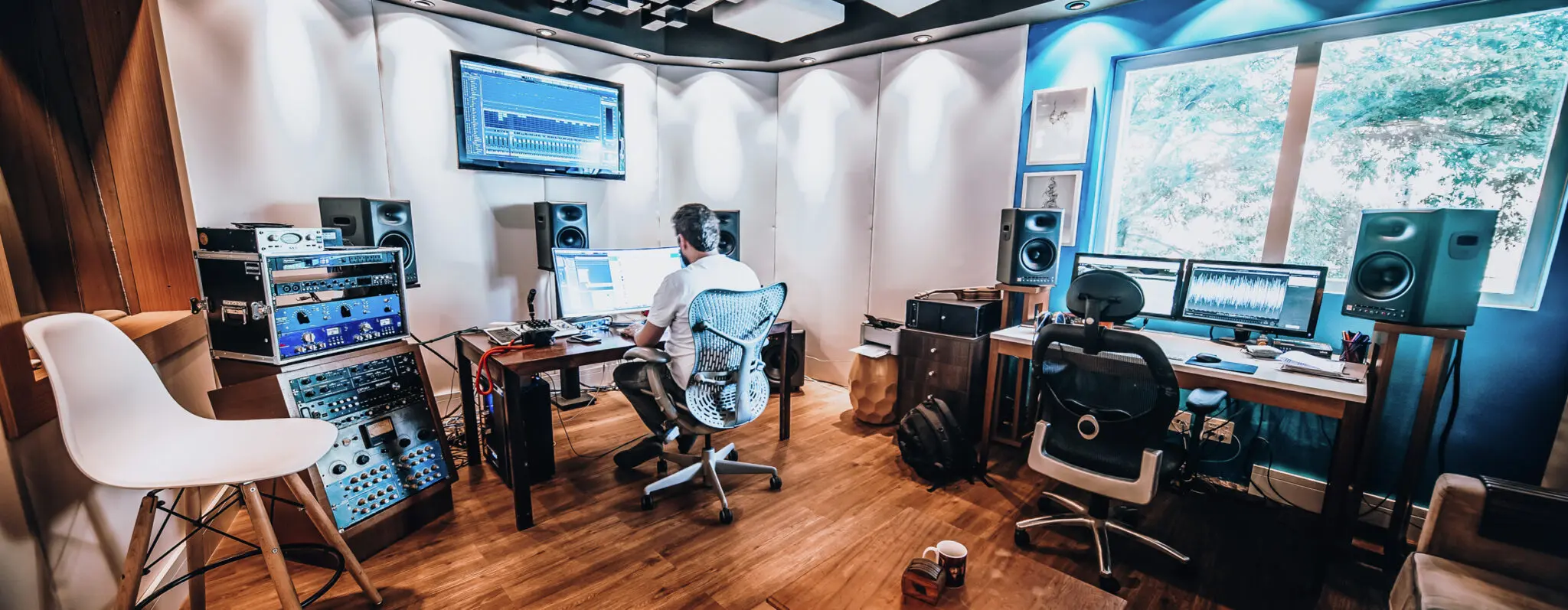 Estudio C Jacaranda scaled | locutores online,Locução Comercial,Banco de Vozes,Casting de Vozes,Locução Profissional Se você está procurando a voz perfeita para dar vida aos seus projetos de locução comercial, você veio ao lugar certo! Nosso site é a sua fonte confiável para locutores online profissionais e um banco de vozes de alta qualidade.