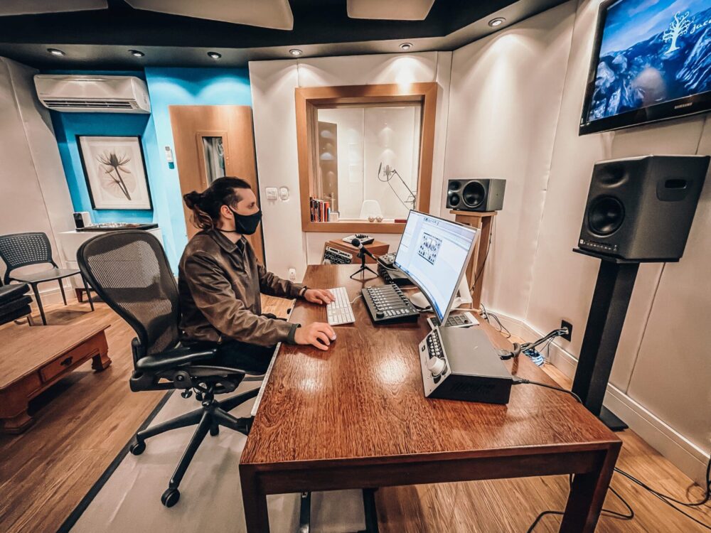 Engenheiro de audio mixando uma locução no estúdio C da Jacarandá.