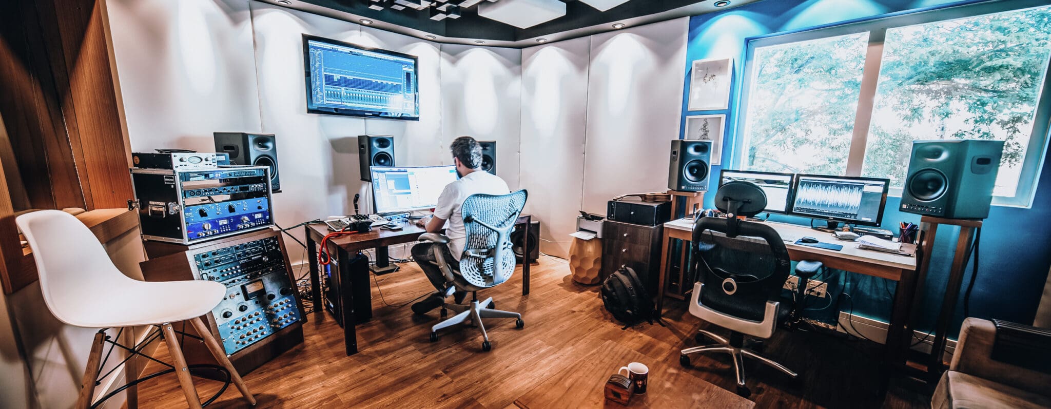 Estudio C Jacaranda scaled | locutores online,Locução Comercial,Banco de Vozes,Casting de Vozes,Locução Profissional Se você está procurando a voz perfeita para dar vida aos seus projetos de locução comercial, você veio ao lugar certo! Nosso site é a sua fonte confiável para locutores online profissionais e um banco de vozes de alta qualidade.